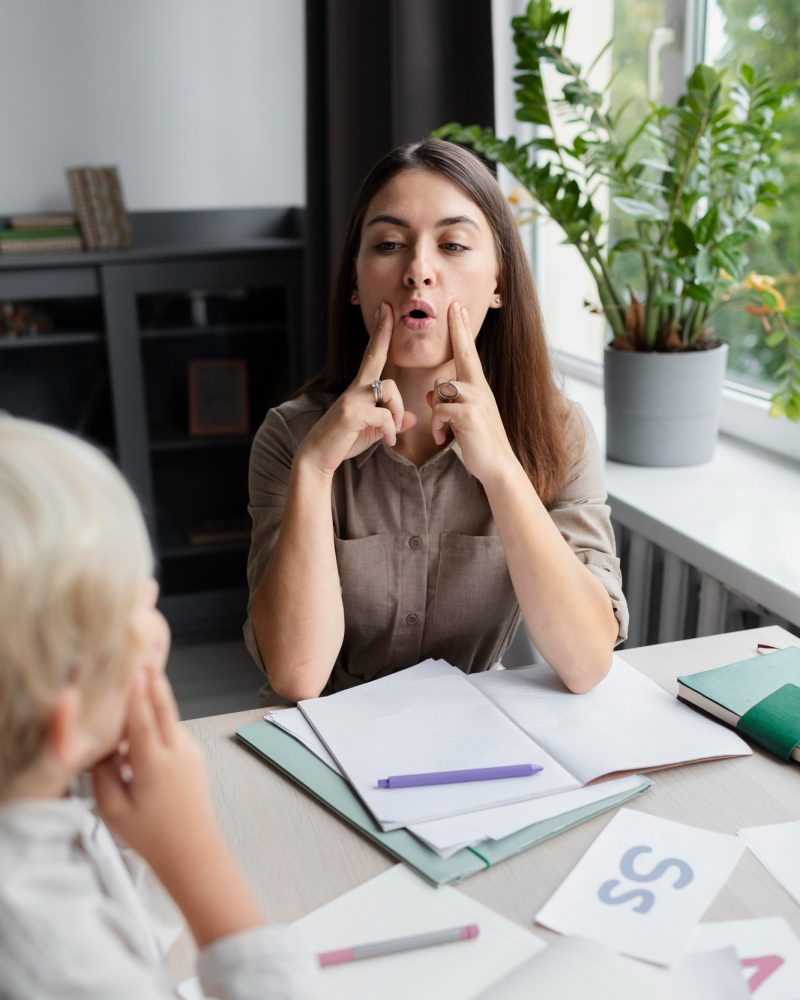 mujer-joven-haciendo-terapia-habla-nino