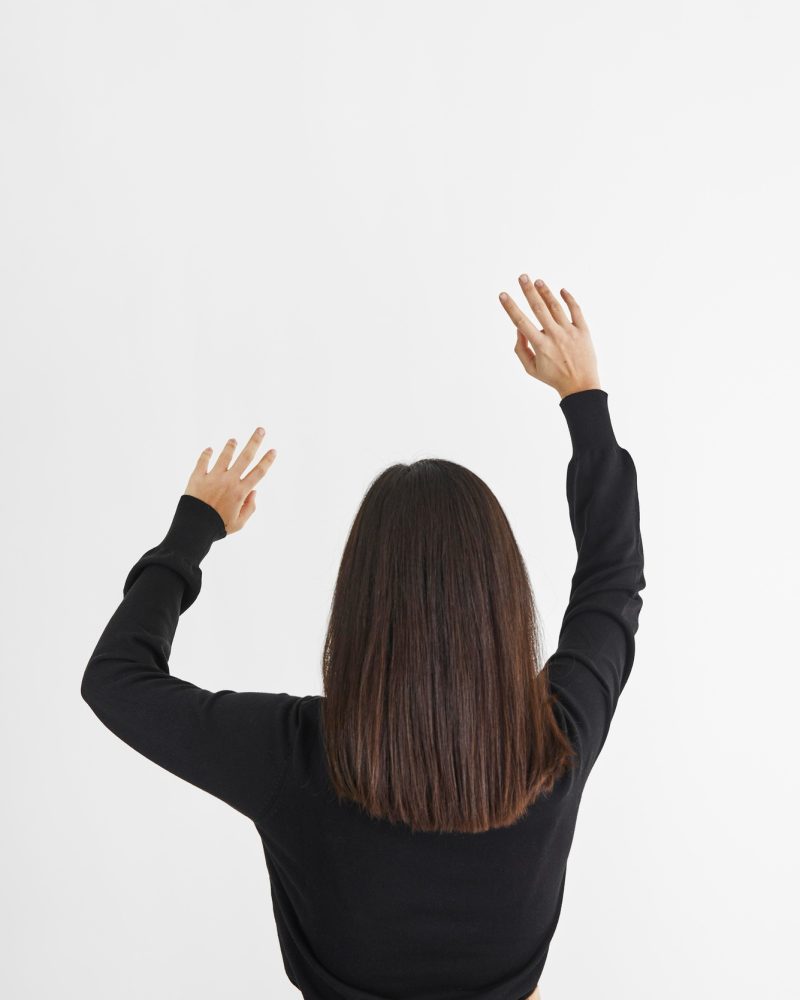 mujer-vista-posterior-casco-realidad-virtual