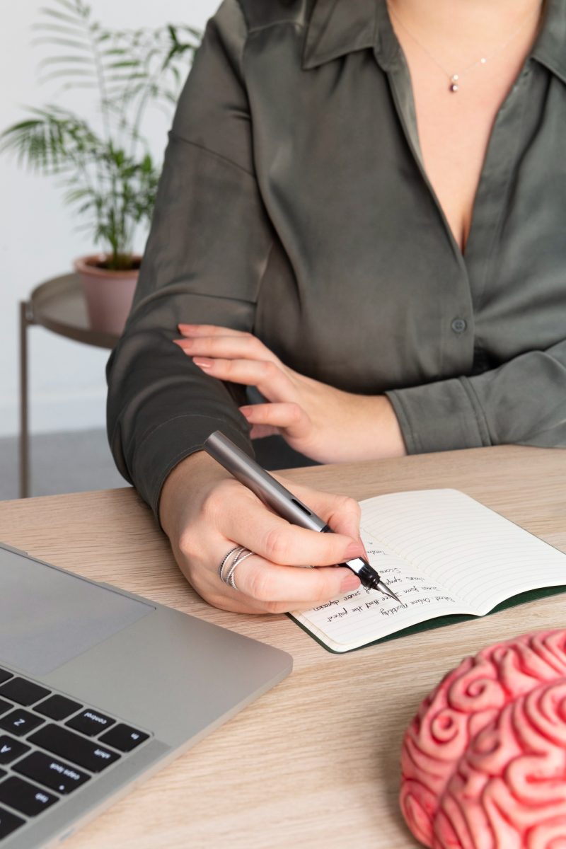persona-que-realiza-terapia-psicologo-linea