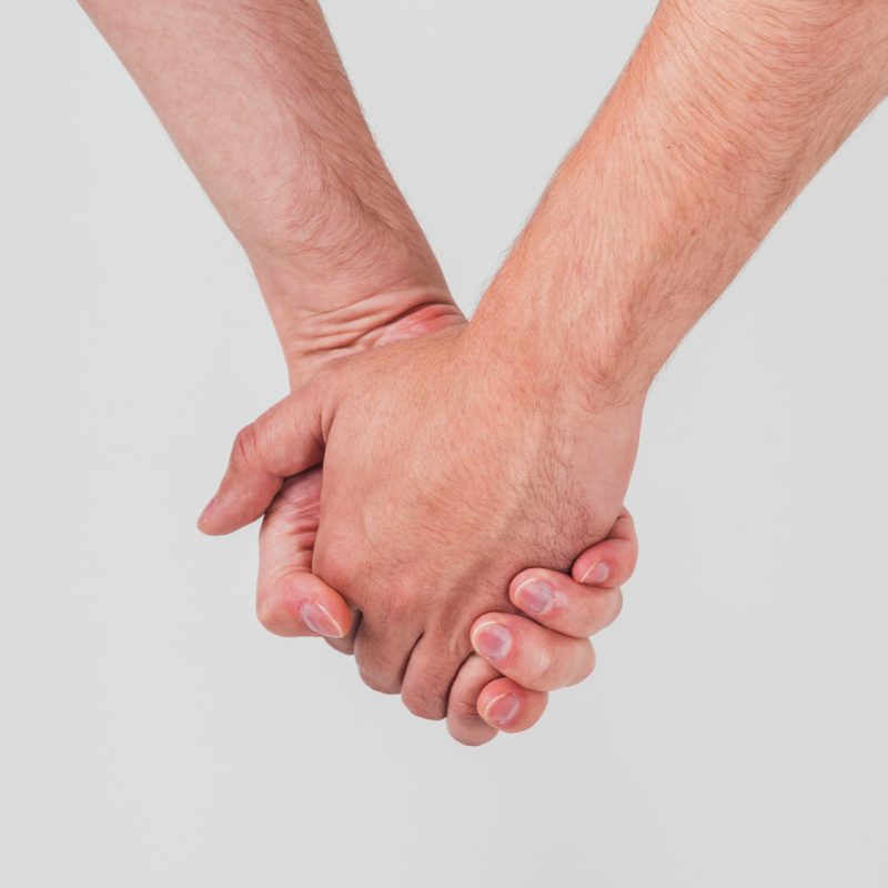 primer-plano-pareja-gay-cogidos-mano